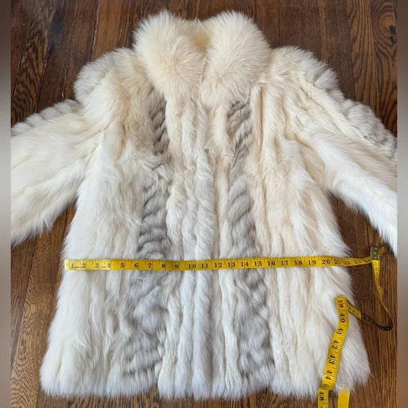 Elegant White silver blue white Fox Fur Coat - Picture 12 of 16